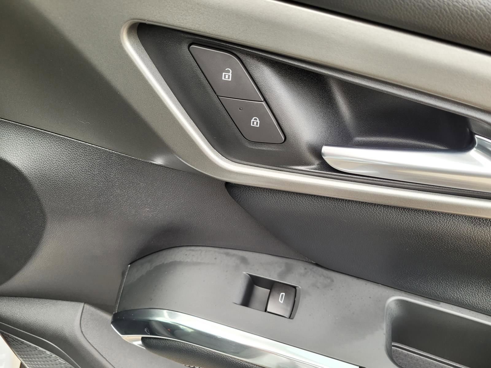 Used 2025 Chevrolet Traverse LT w/ Driver Confidence Package image 8