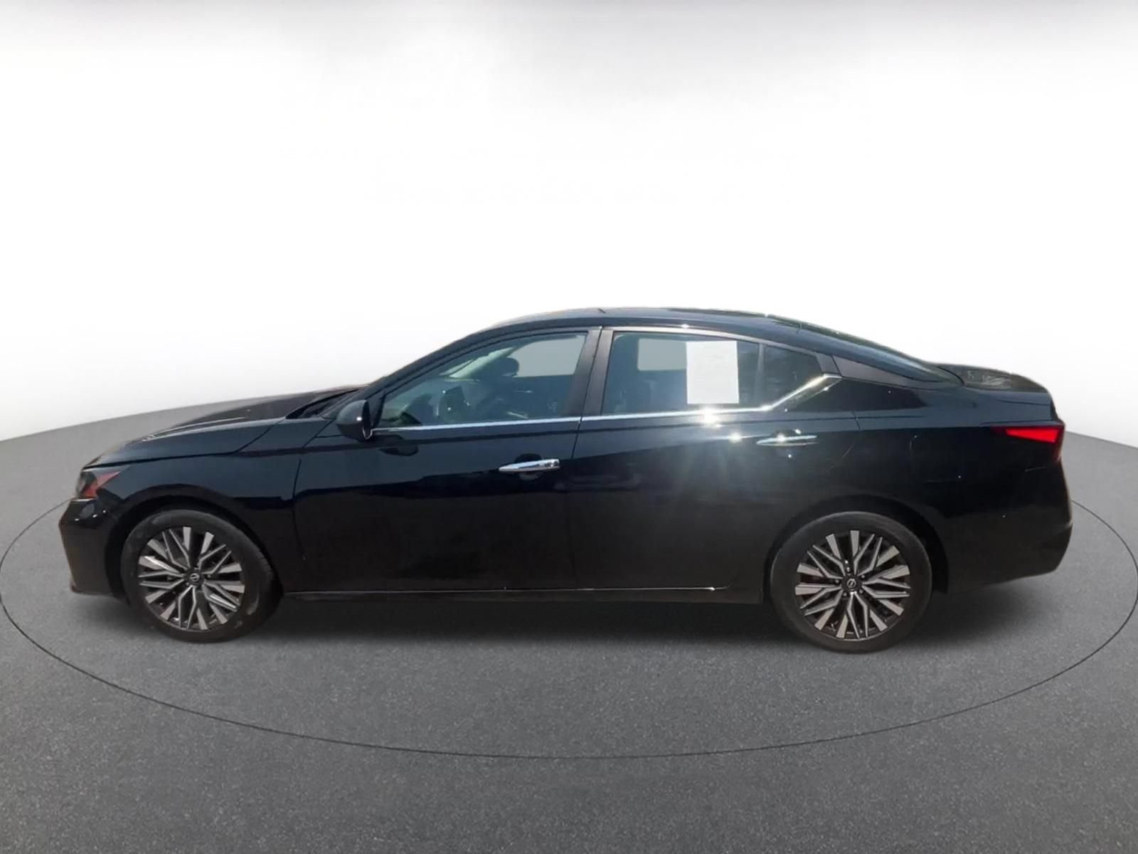 Used 2025 Nissan Altima 2.5 SV FWD image 9