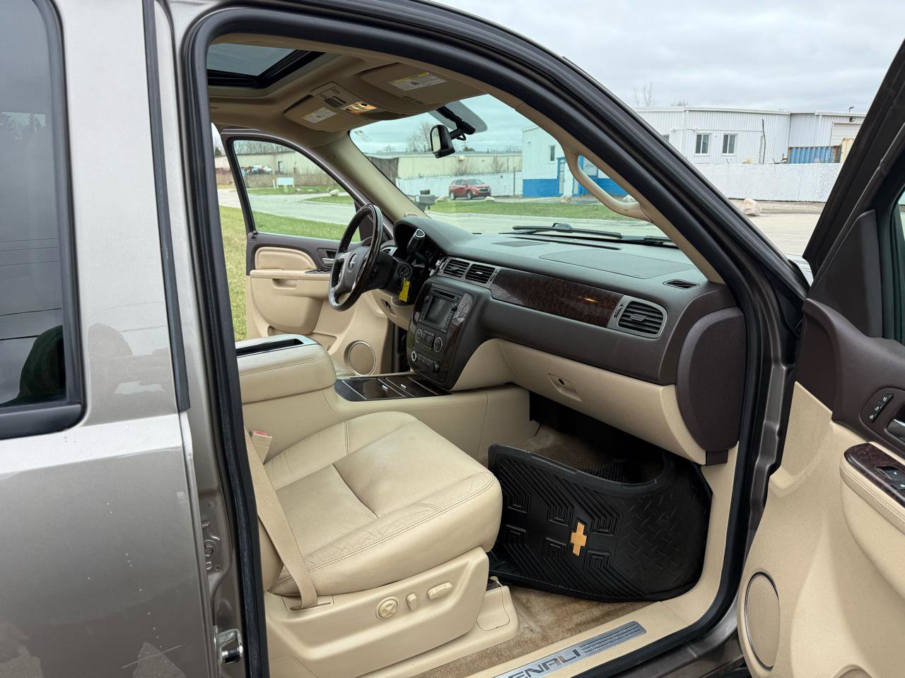 Used 2011 GMC Yukon Denali image 30