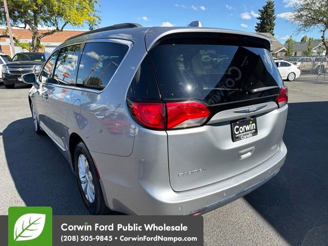 Used 2017 Chrysler Pacifica Touring-L FWD image 7