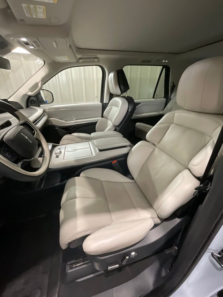 Used 2025 Lincoln Navigator Reserve image 10