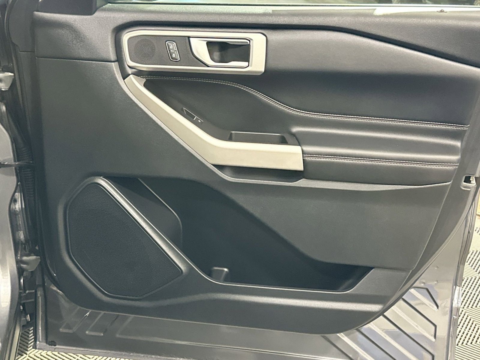 Used 2022 Ford Explorer XLT image 35