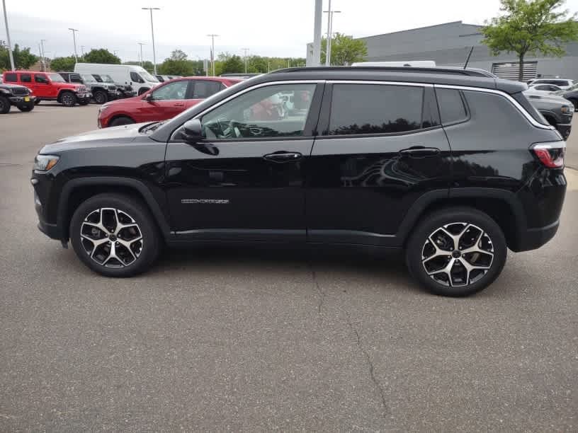 Used 2025 Jeep Compass Limited w/ Mopar Graphics Package AWD/4WD image 5