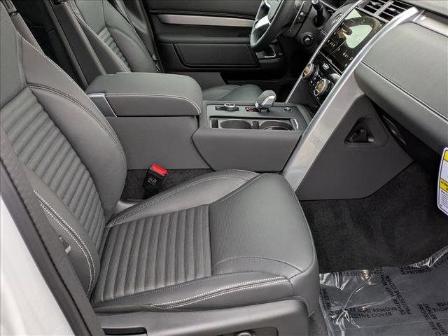 Certified 2025 Land Rover Discovery Dynamic SE image 24