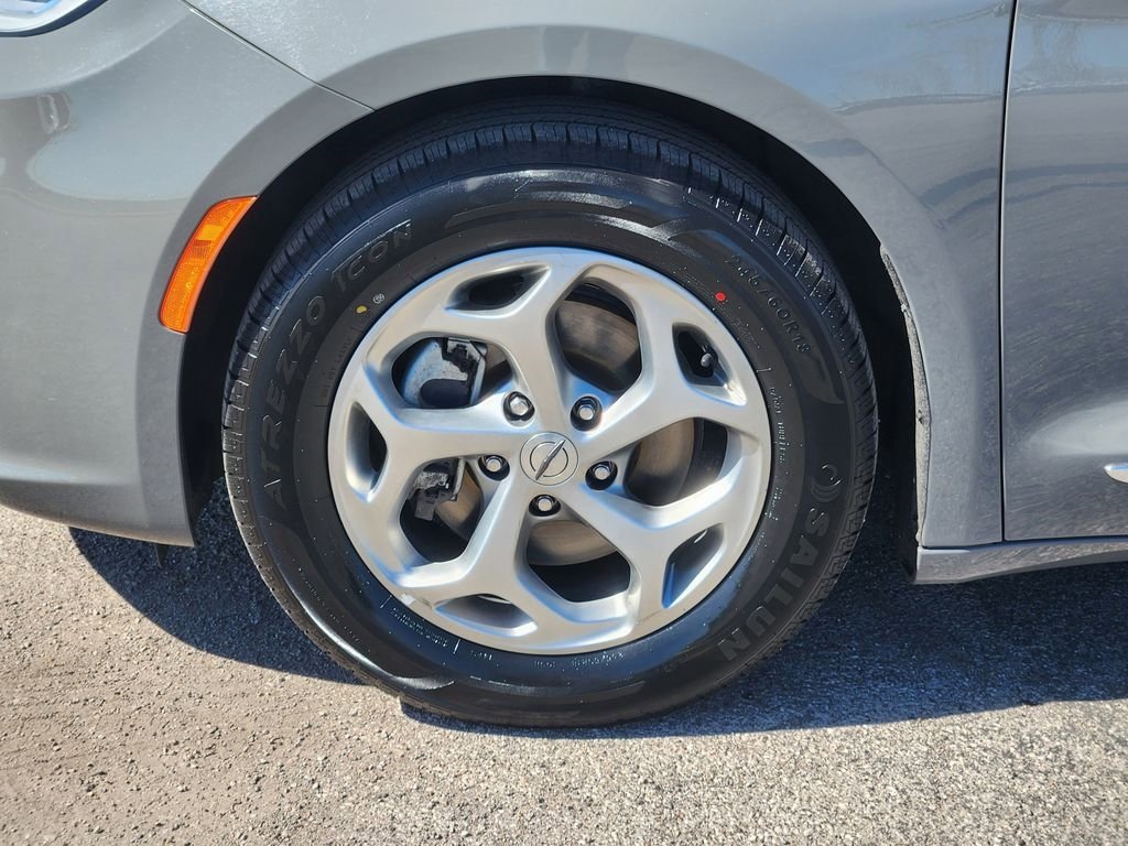 Used 2023 Chrysler Pacifica Limited image 13