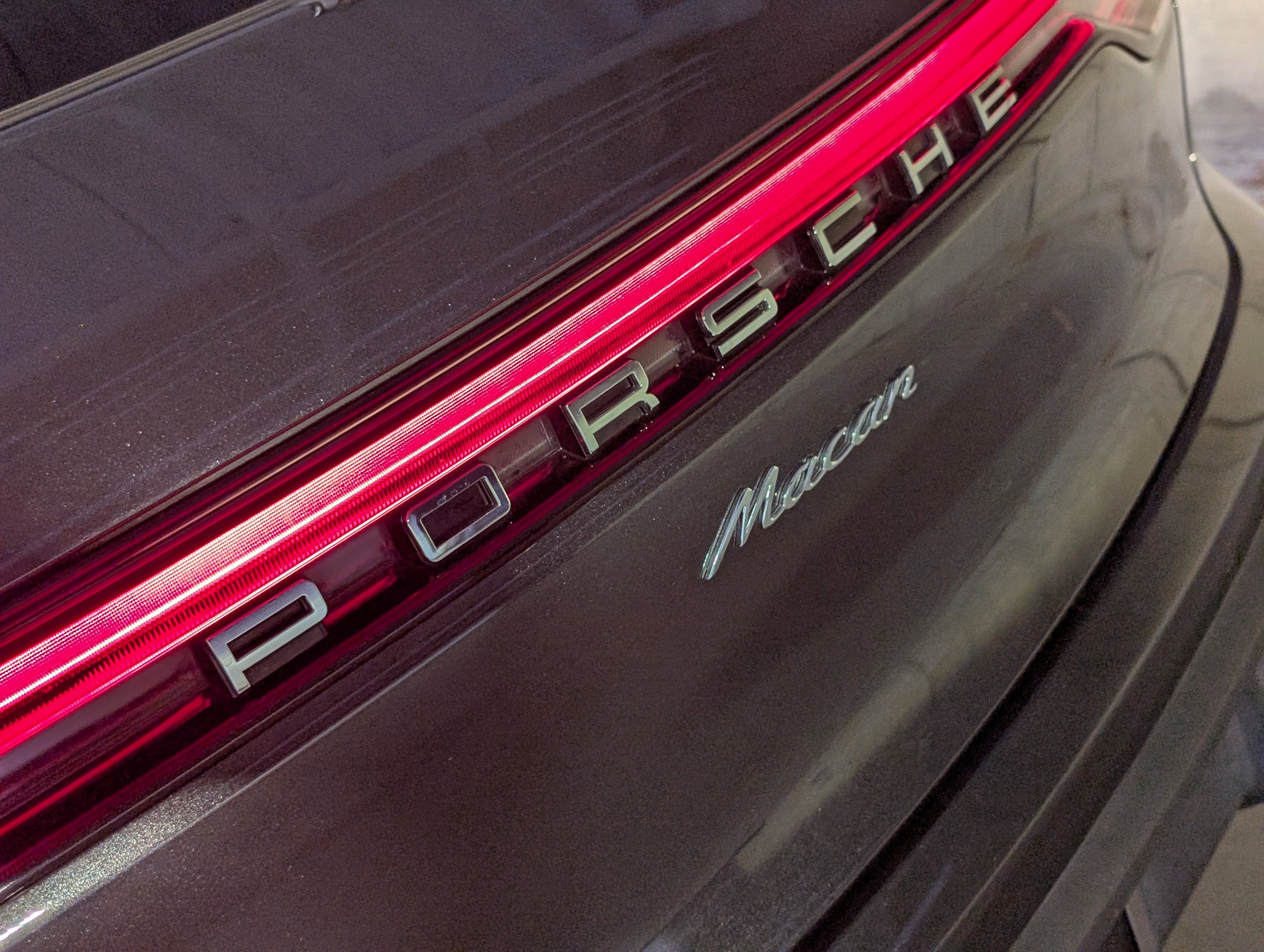 Certified 2025 Porsche Macan image 9