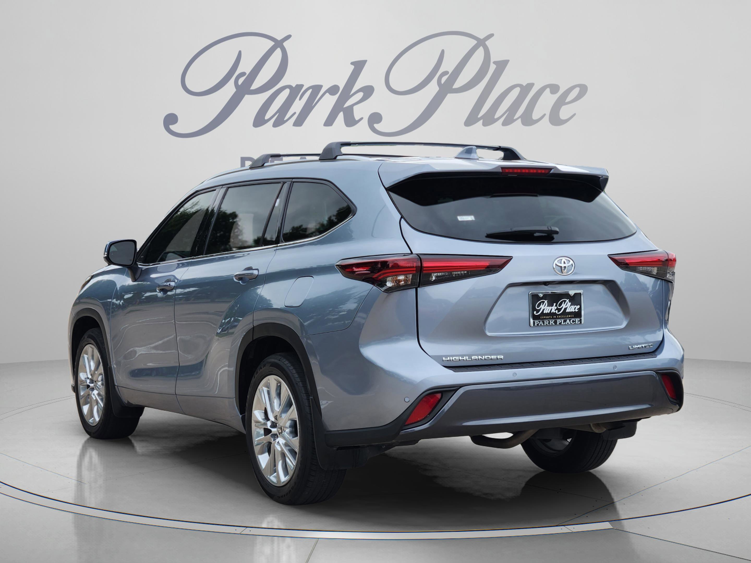 Used 2024 Toyota Highlander Limited FWD image 3