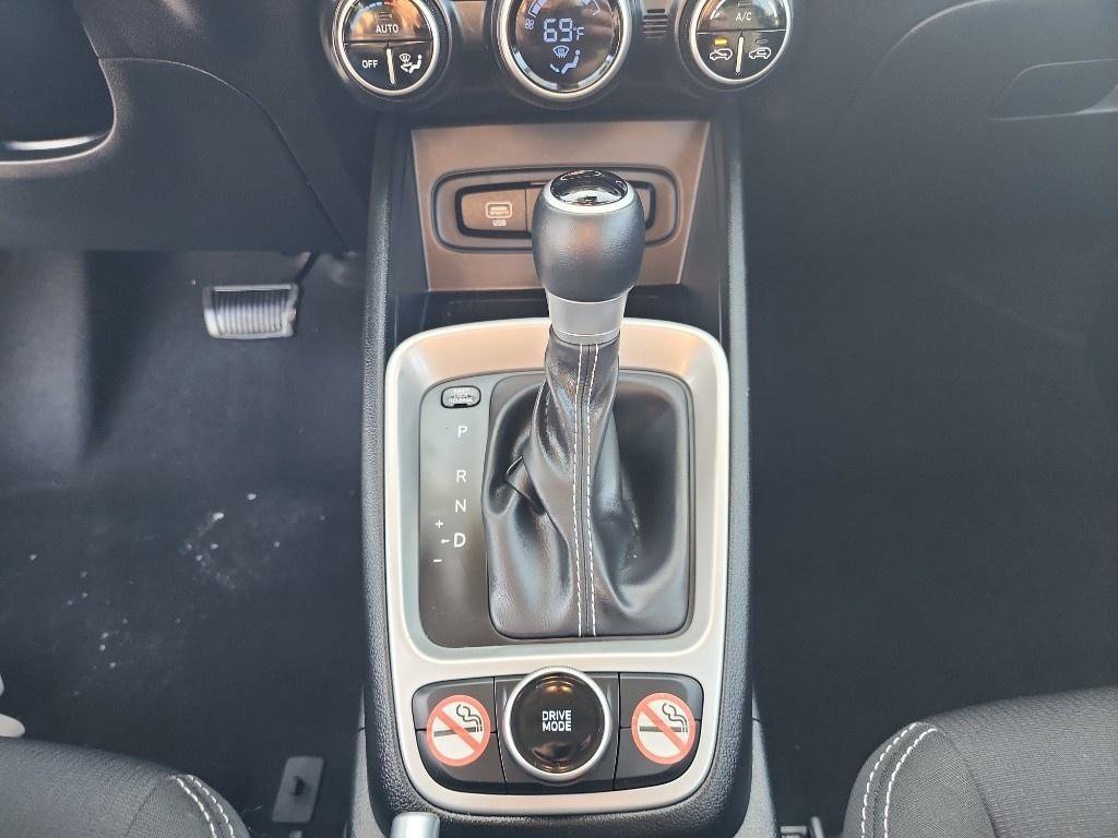 Used 2025 Hyundai Venue SEL image 16