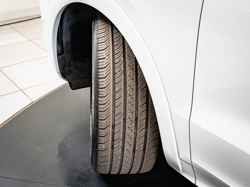 Certified 2023 Porsche Cayenne Platinum Edition image 43