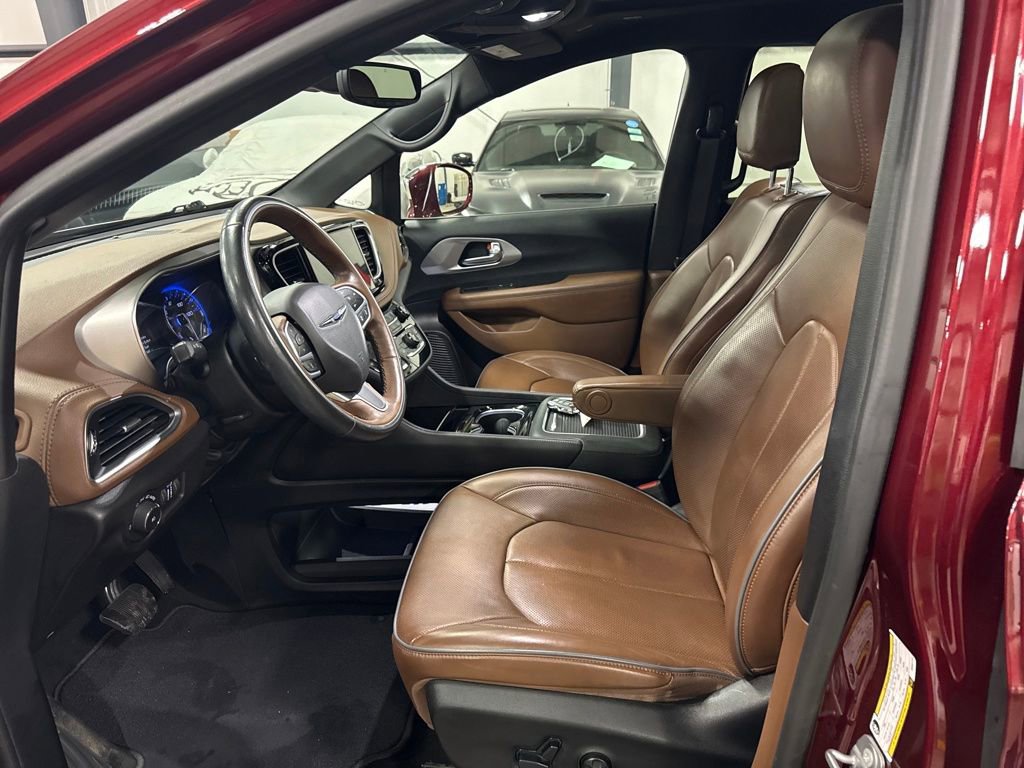 Used 2021 Chrysler Pacifica Limited w/ Uconnect Theater Family Group image 10