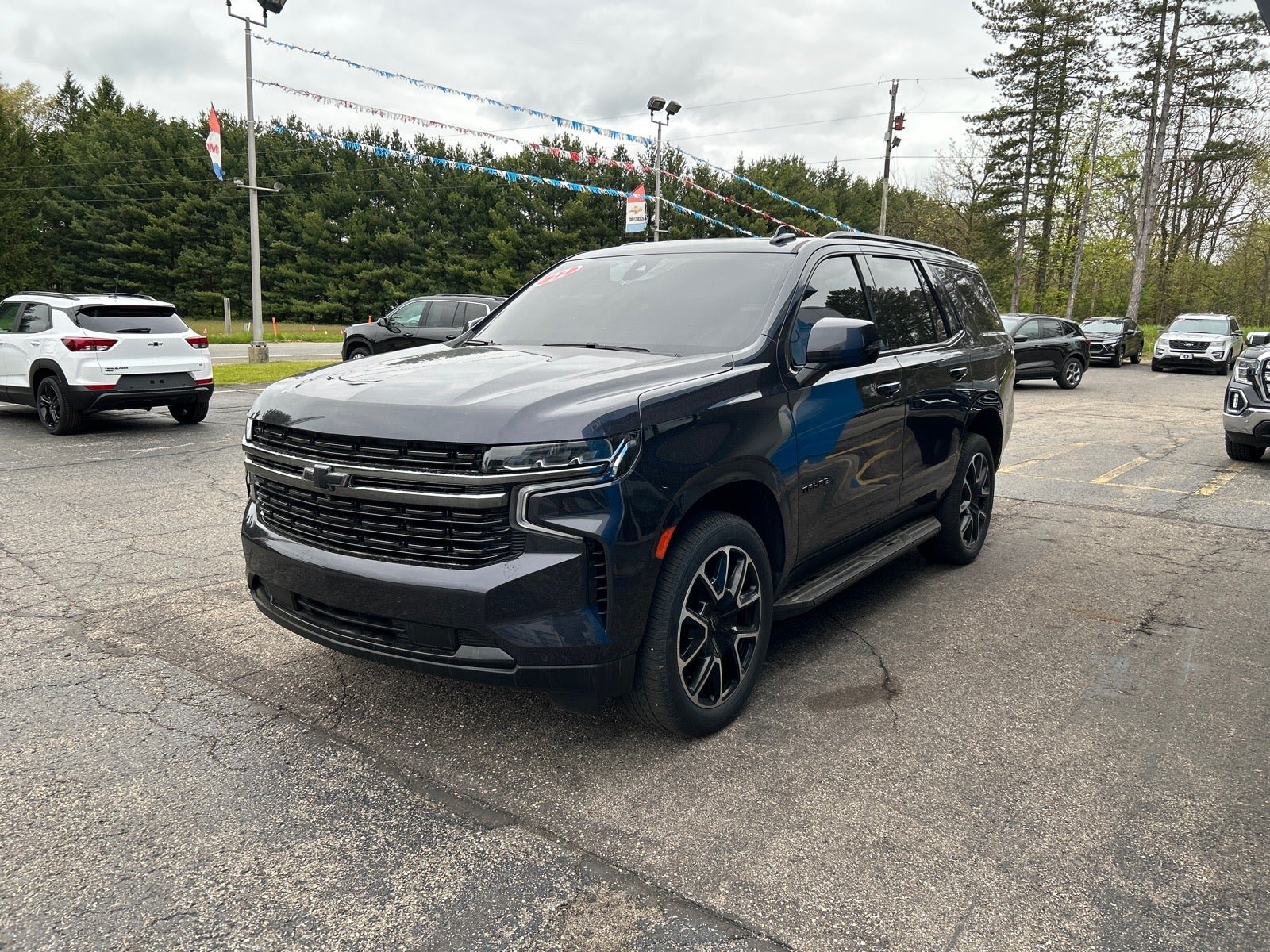 Used 2022 Chevrolet Tahoe RST w/ Luxury Package AWD/4WD image 2