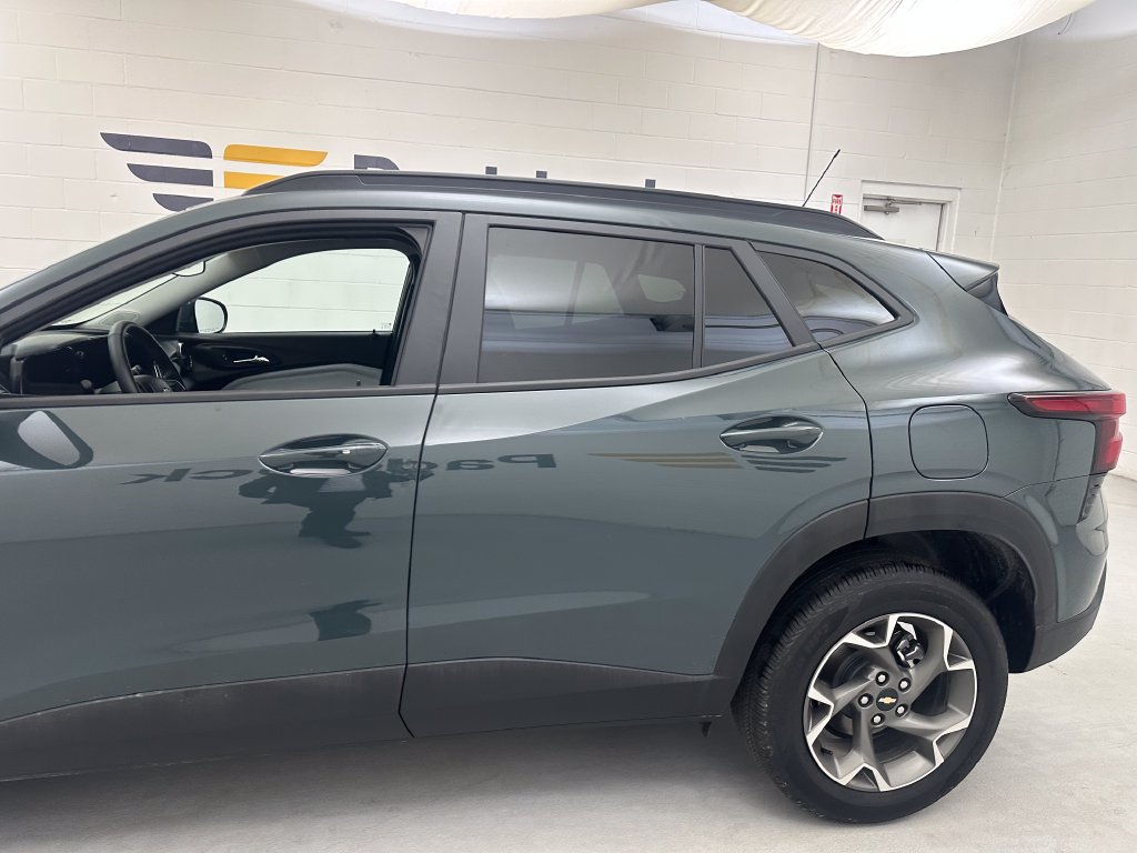 Used 2026 Chevrolet Trax LT w/ LT Convenience Package FWD image 5
