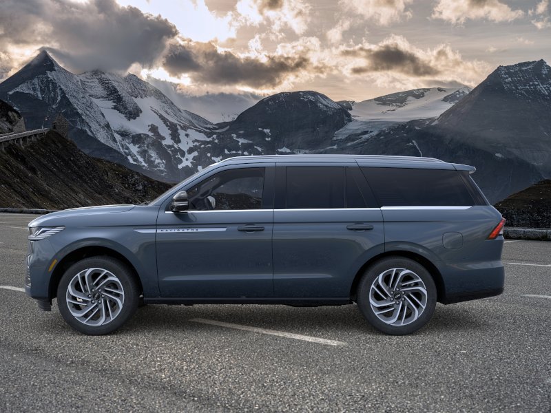 New 2026 Lincoln Navigator Reserve AWD/4WD image 3