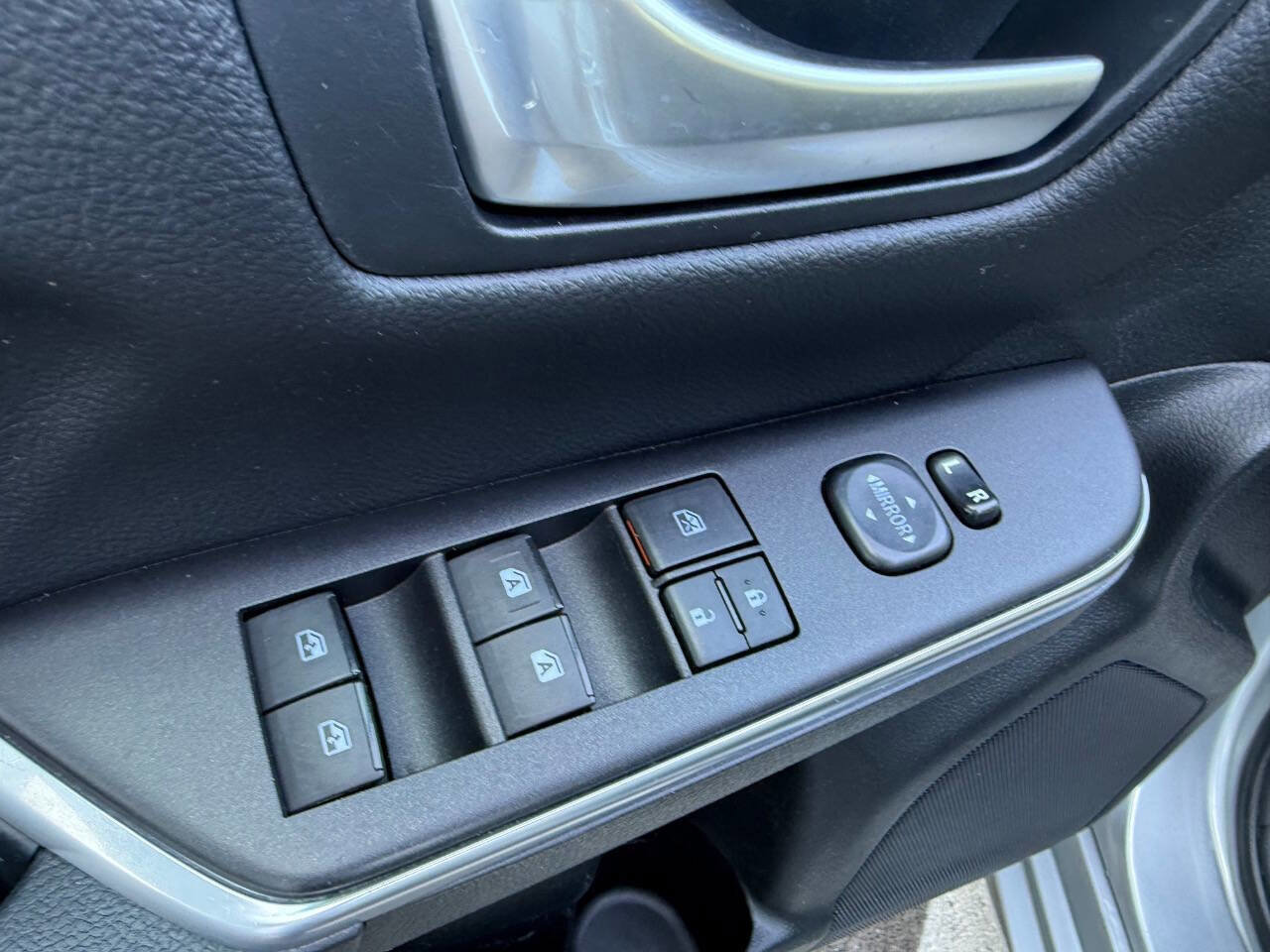 Used 2016 Toyota Camry SE w/ Moonroof Package image 18