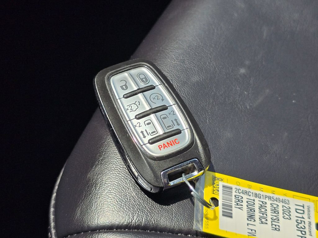 Used 2023 Chrysler Pacifica Touring-L FWD image 31
