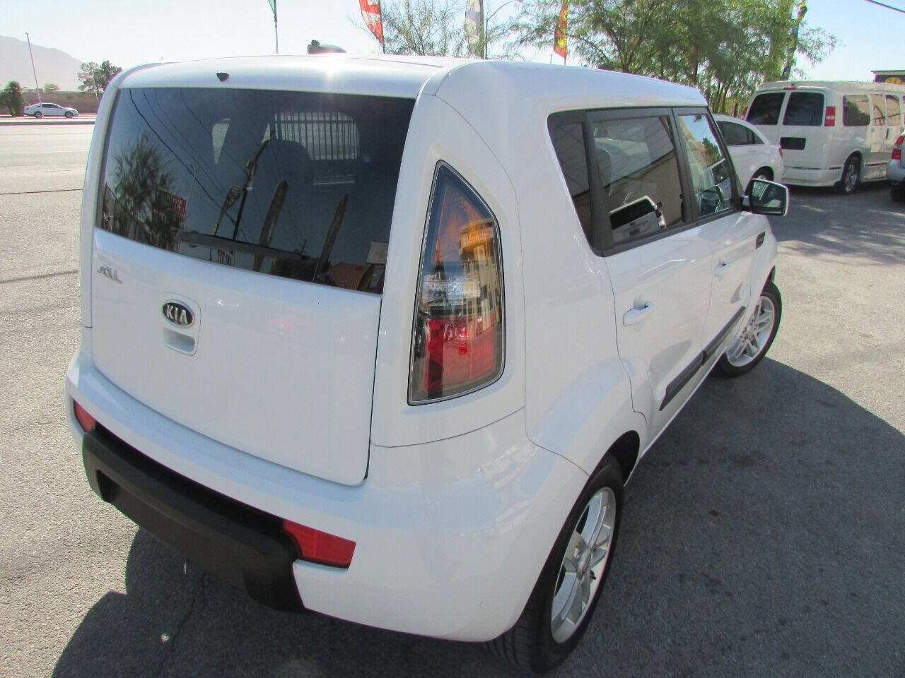 Used 2011 Kia Soul + w/ Audio Pkg image 17