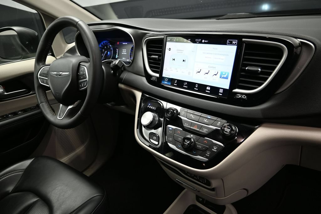 Used 2023 Chrysler Pacifica Touring-L FWD image 15
