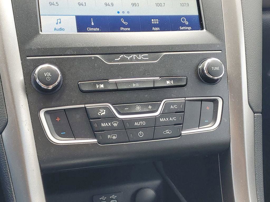 Used 2020 Ford Fusion SE image 16