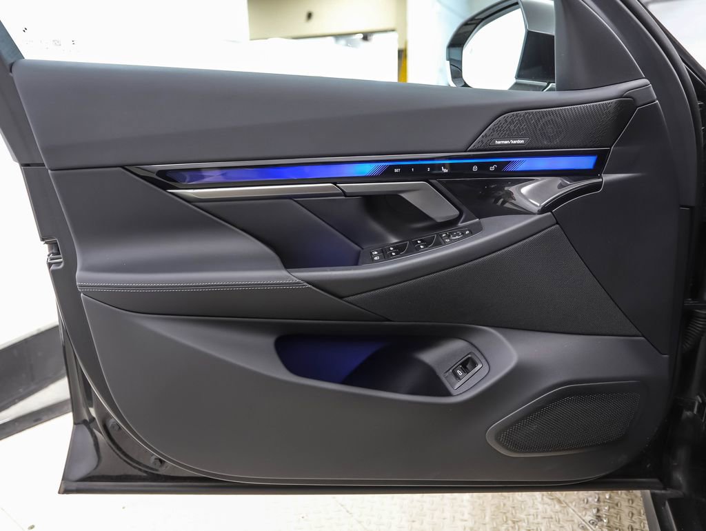 Certified 2025 BMW i5 xDrive40 w/ M Sport Package image 9