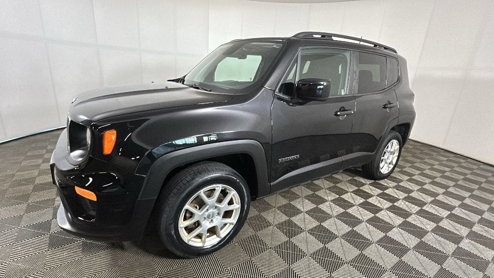Used 2020 Jeep Renegade Latitude w/ Cold Weather Group AWD/4WD image 9