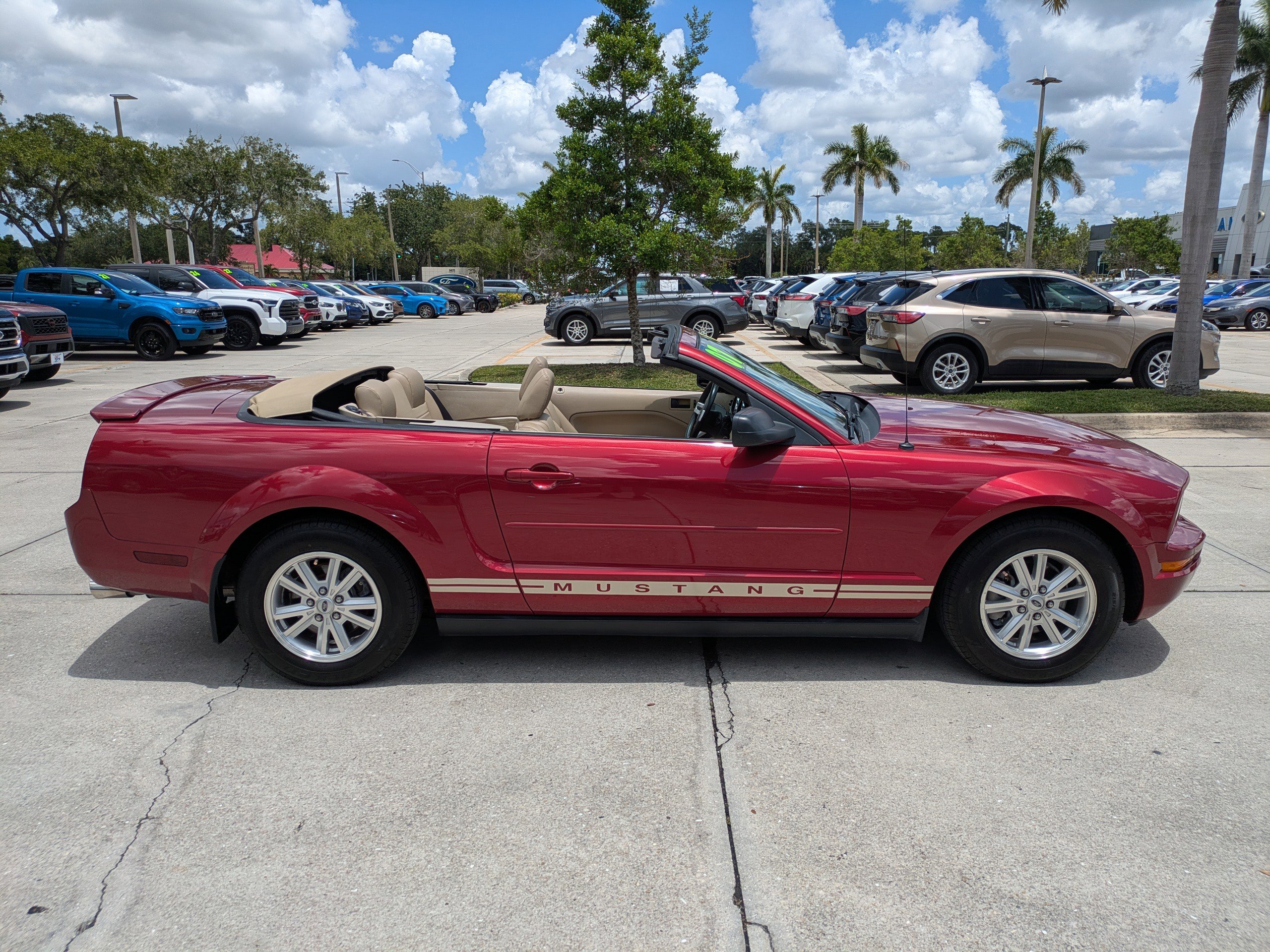 Used 2007 Ford Mustang Convertible RWD image 3
