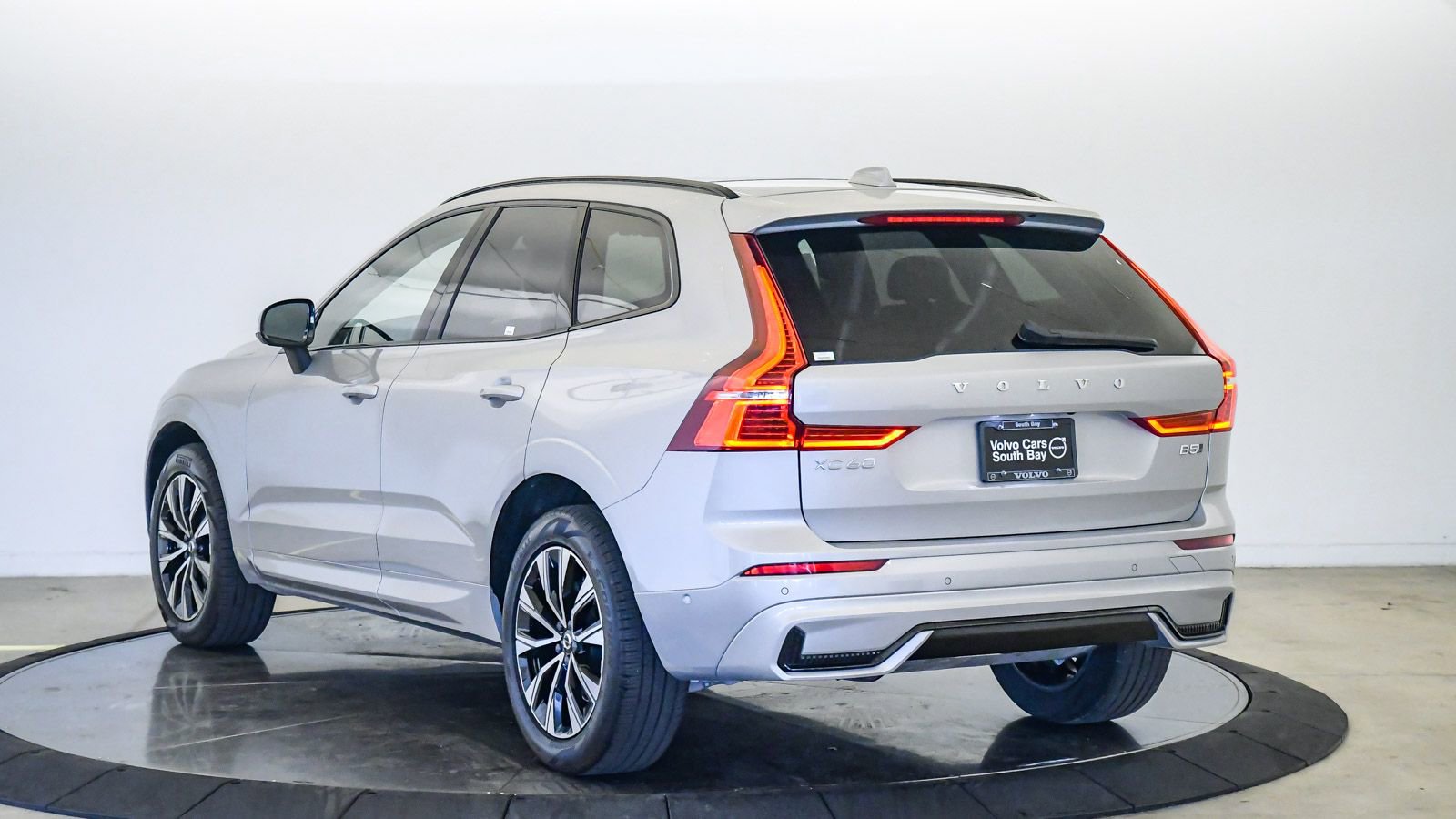 Certified 2025 Volvo XC60 B5 Plus image 2