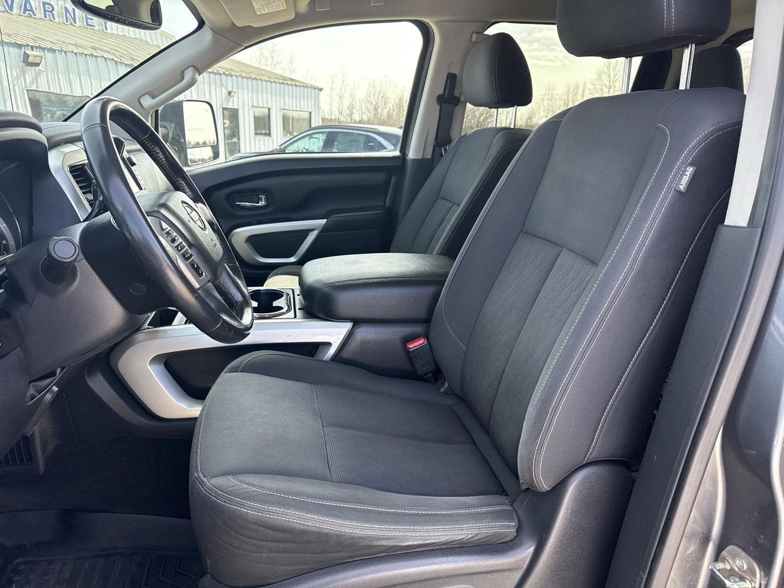 Used 2019 Nissan Titan SV w/ SV Convenience Package image 12