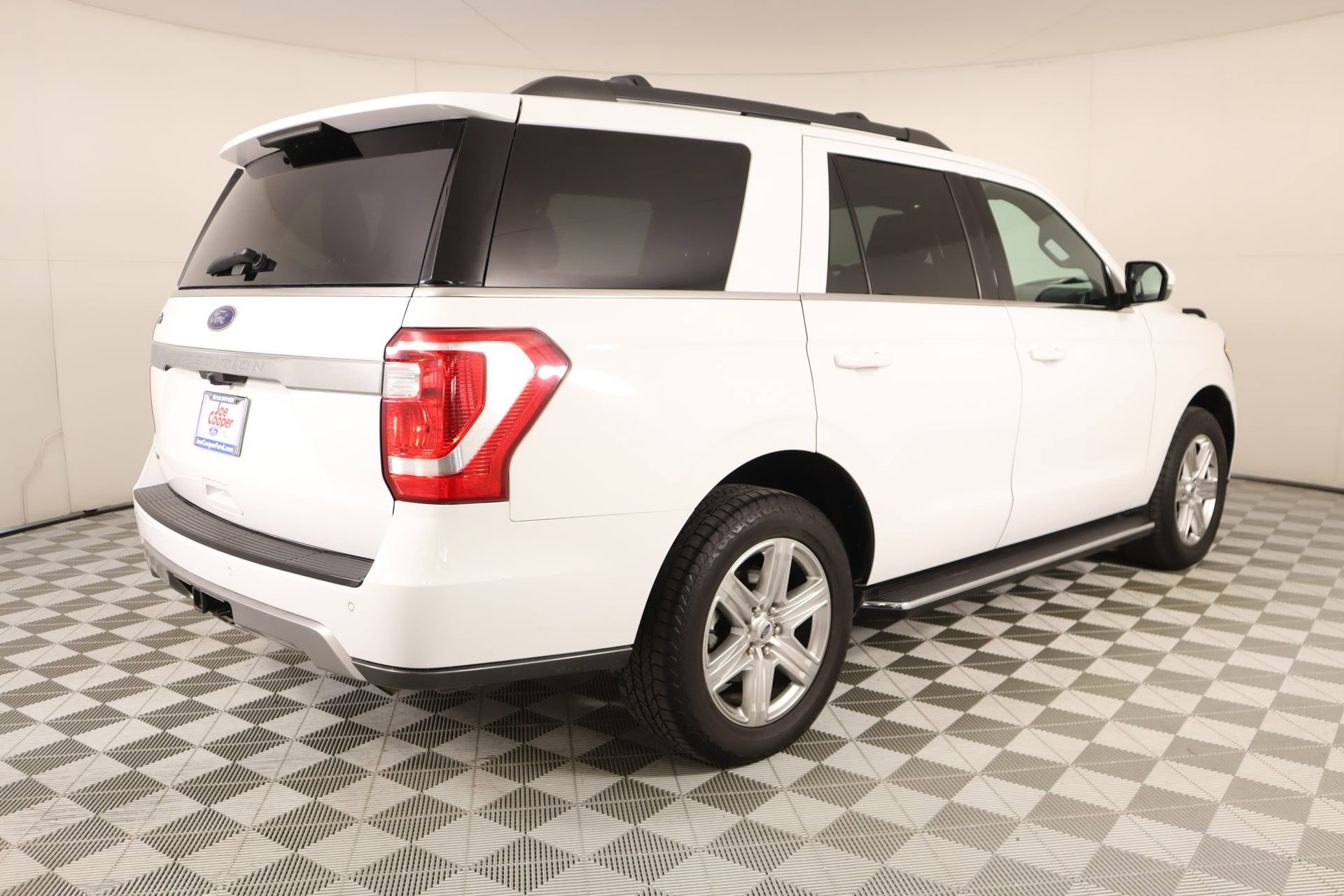 Used 2020 Ford Expedition XLT w/ Equipment Group 202A AWD/4WD image 23