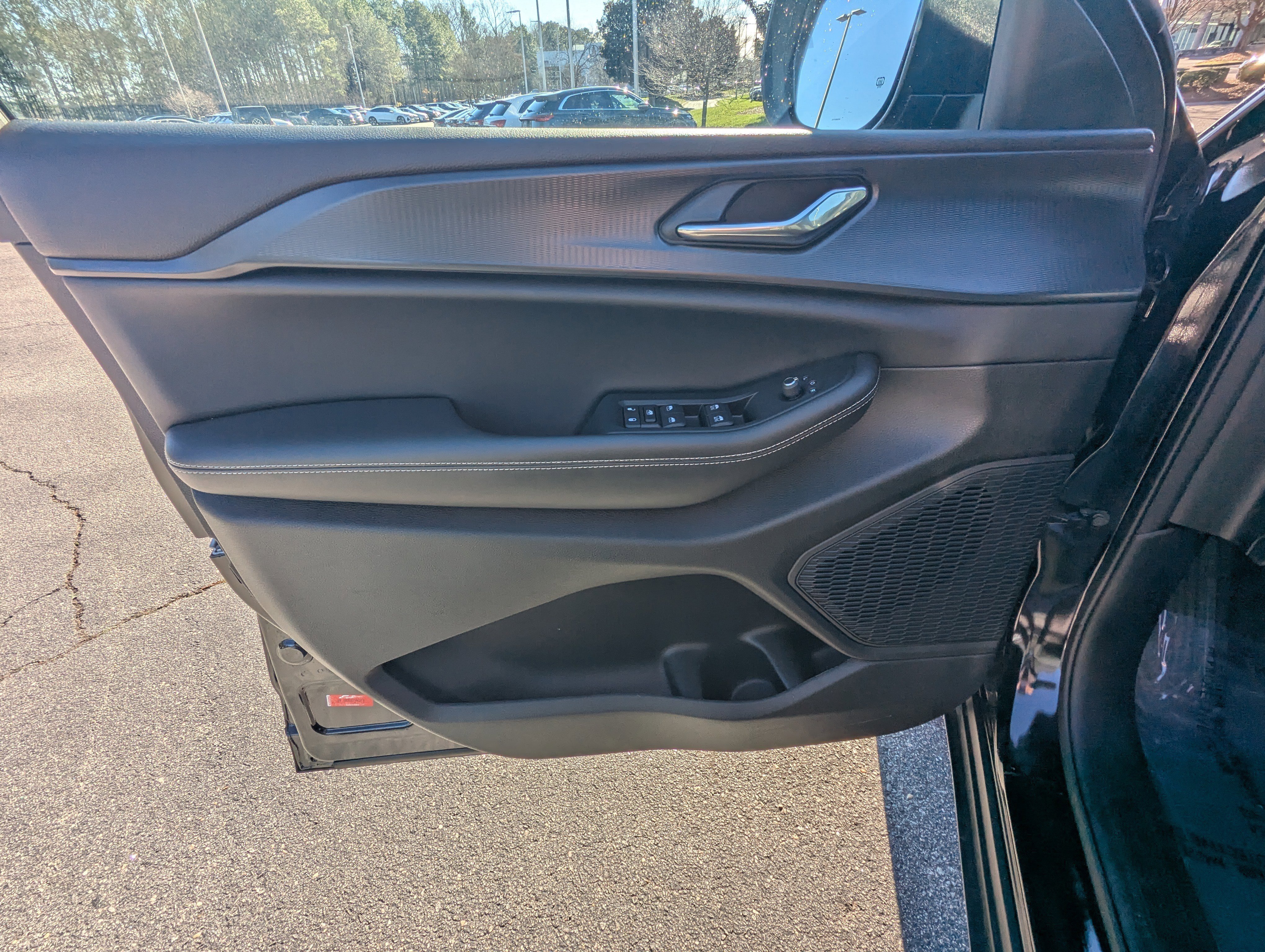 Used 2025 Jeep Grand Cherokee Laredo X w/ Luxury Tech Group I image 17