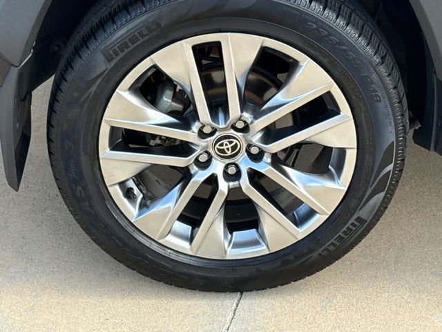 Used 2021 Toyota RAV4 XLE Premium image 9