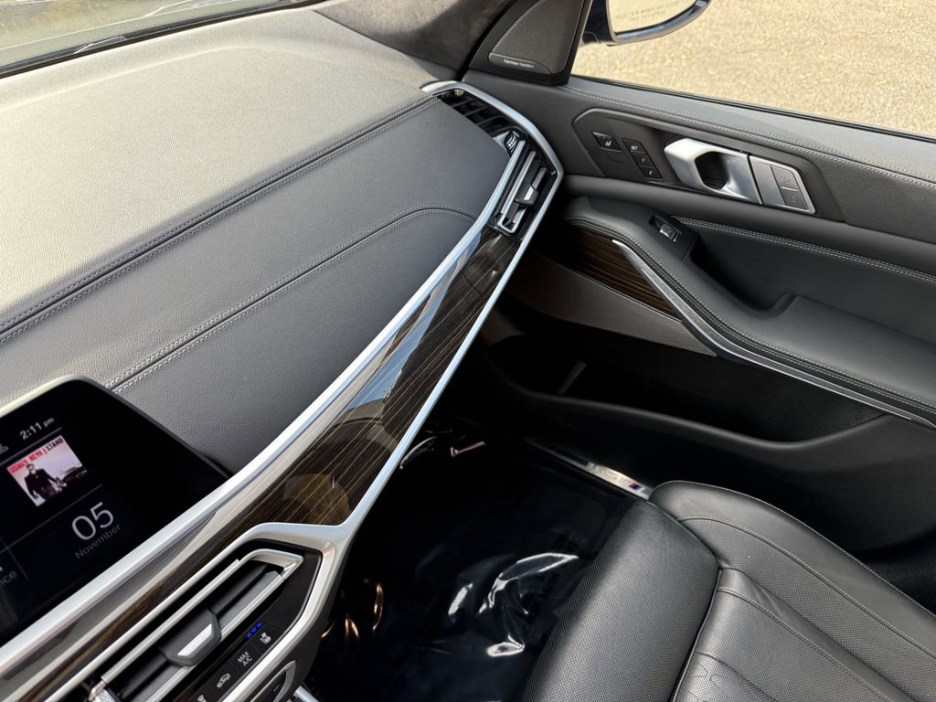 Used 2021 BMW X7 M50i w/ Cold Weather Package image 30