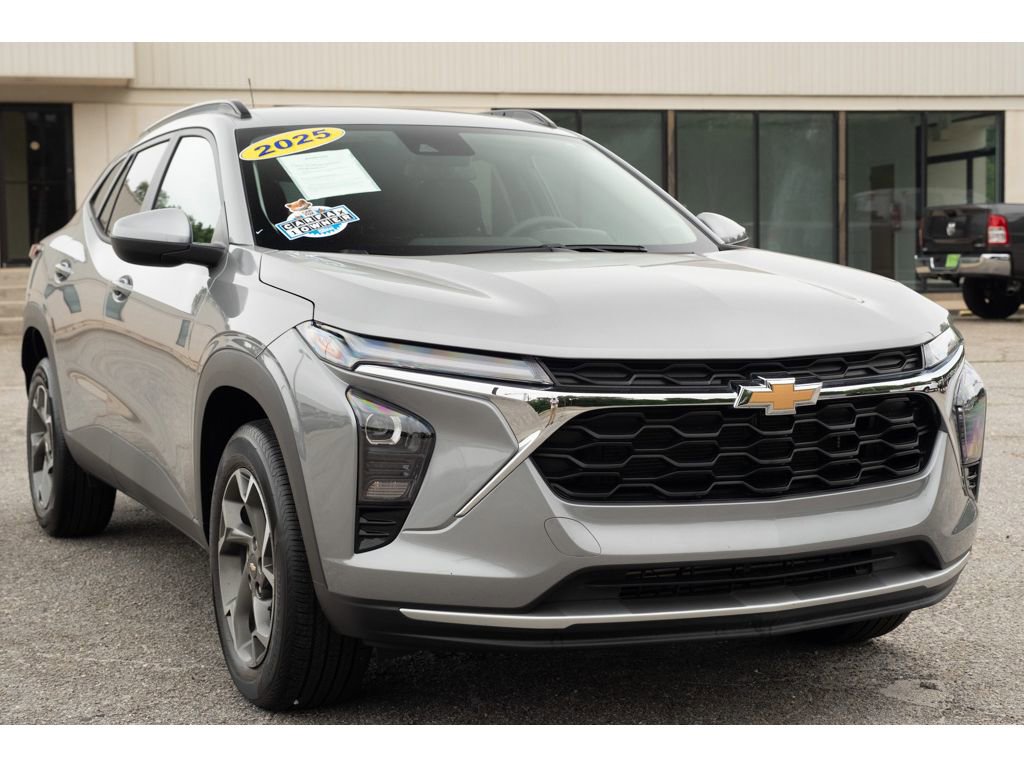 Used 2025 Chevrolet Trax LT FWD image 32