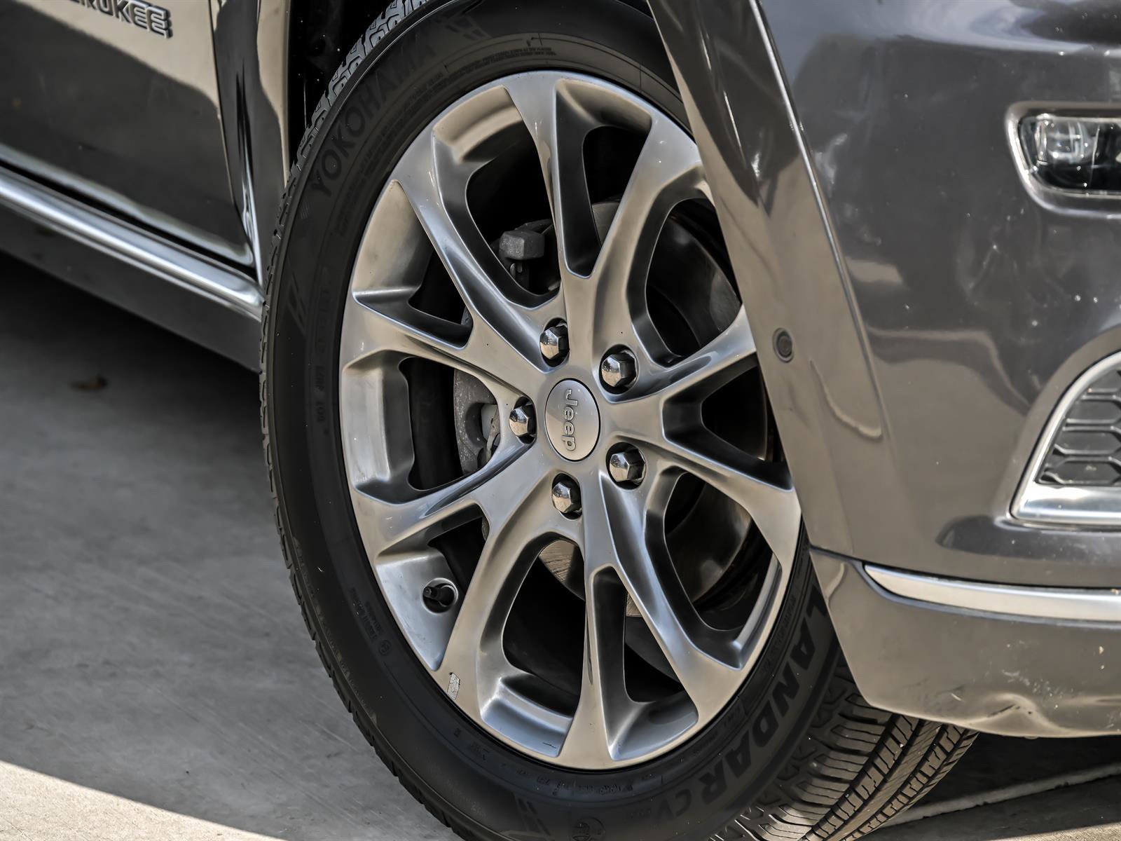 Used 2019 Jeep Grand Cherokee Summit AWD/4WD image 3