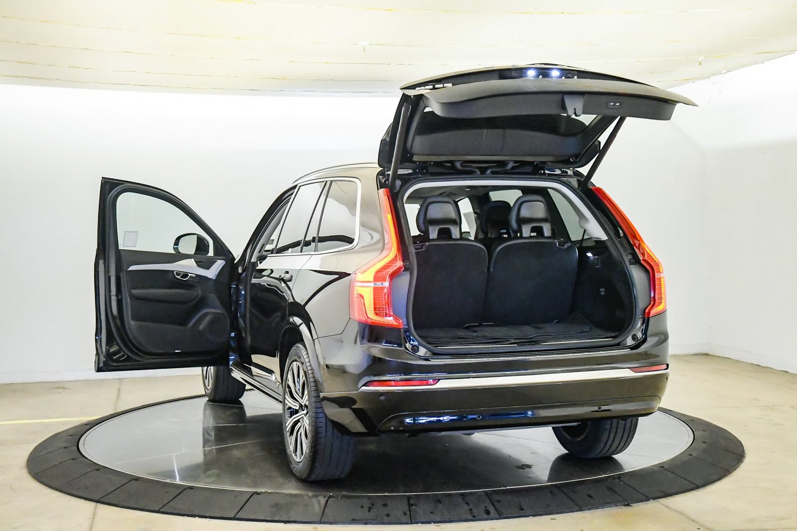 Certified 2025 Volvo XC90 B5 Core w/ Protection Package Premier AWD/4WD image 25