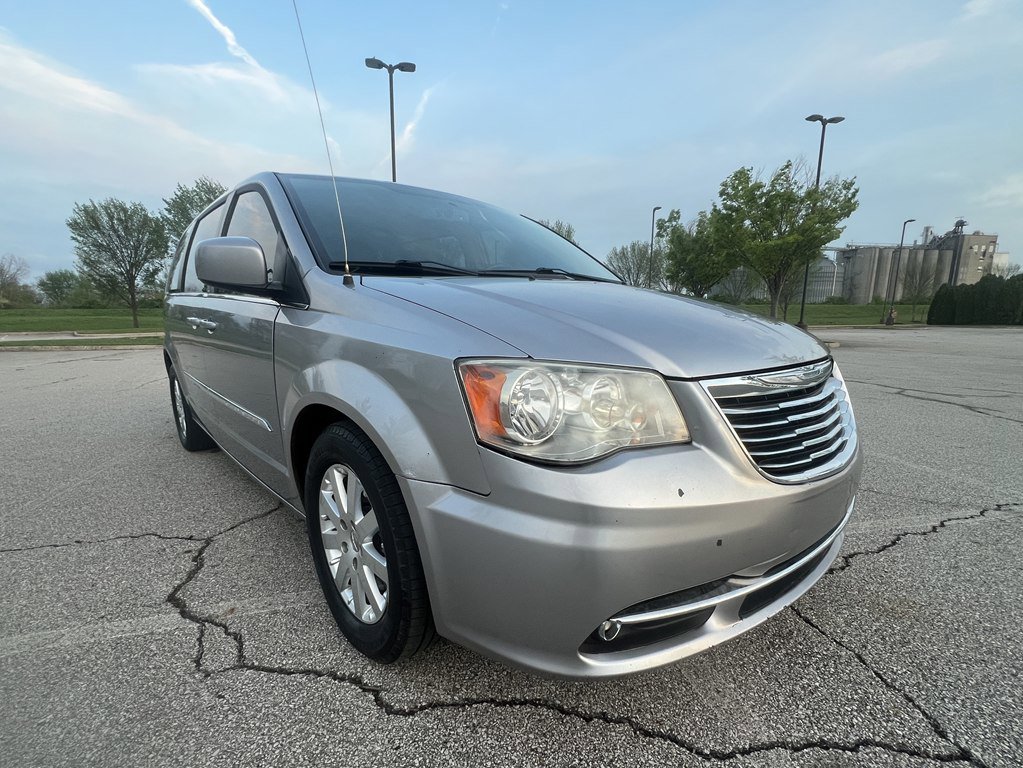 Used 2014 Chrysler Town & Country Touring FWD image 7