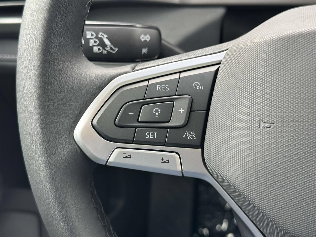 New 2025 Volkswagen Taos SE FWD image 17