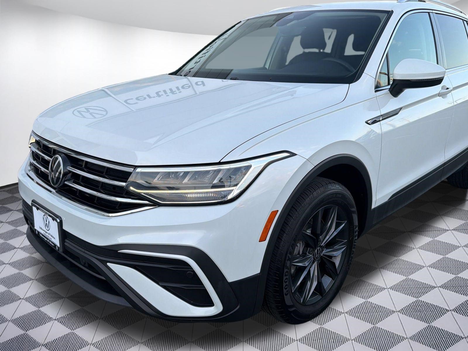 Certified 2023 Volkswagen Tiguan SE w/ Panoramic Sunroof Package AWD/4WD image 25