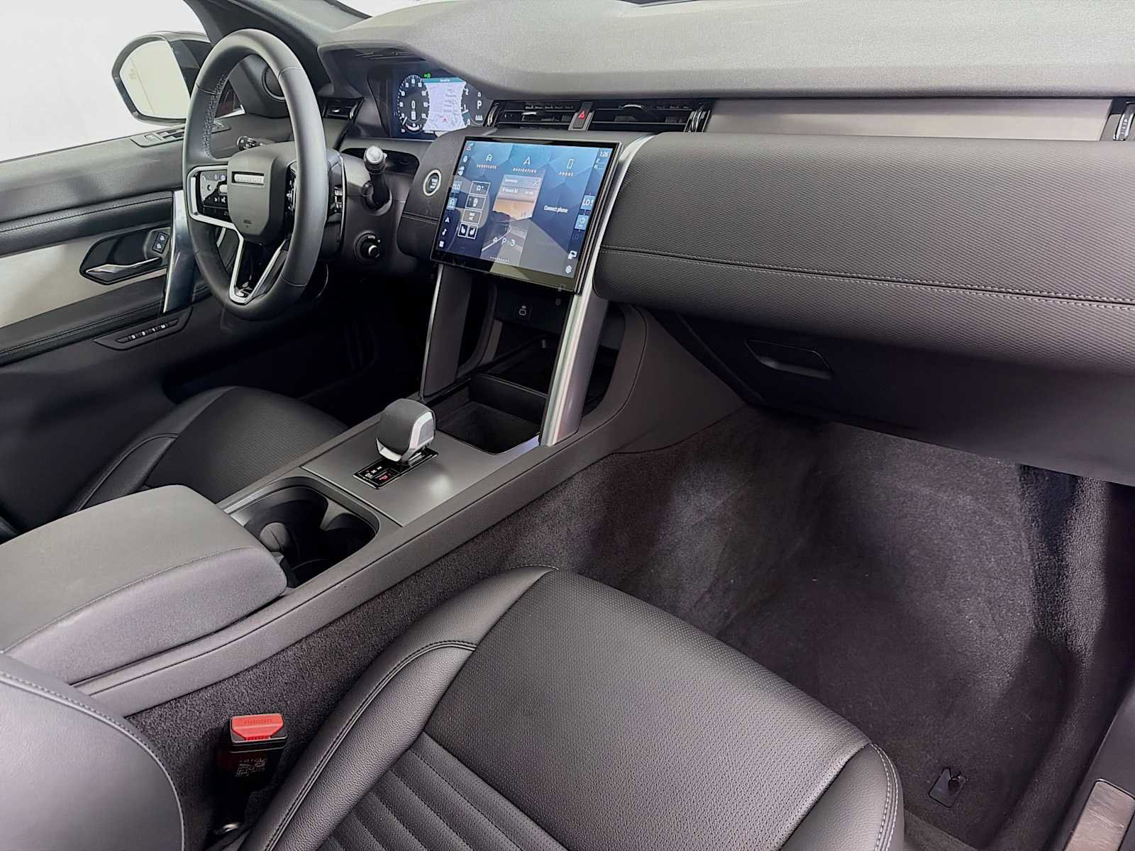 Certified 2025 Land Rover Discovery Sport Dynamic SE AWD/4WD image 28