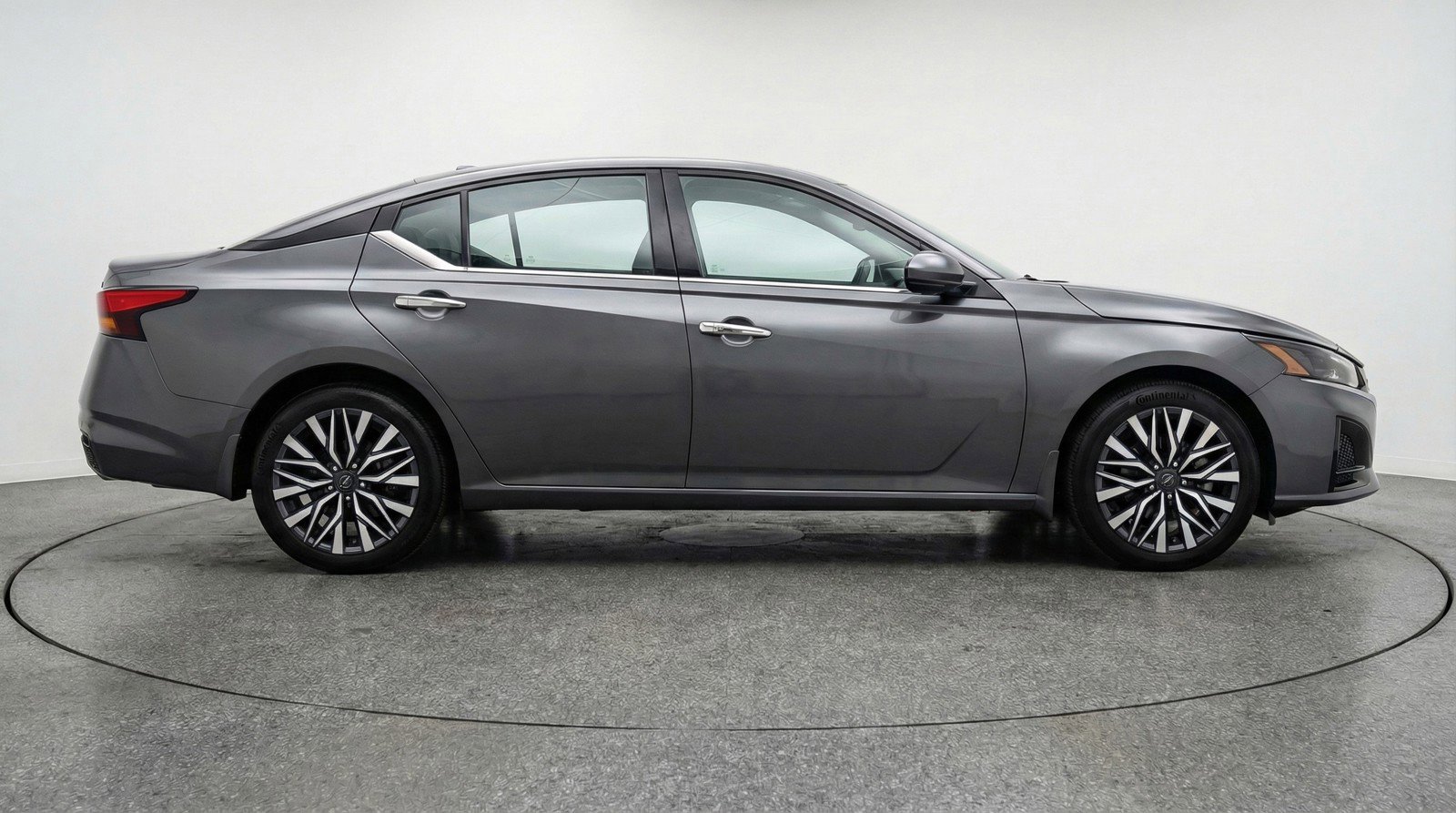 Used 2025 Nissan Altima 2.5 SV FWD image 11