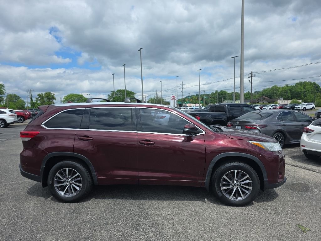 Used 2017 Toyota Highlander SE AWD/4WD image 4
