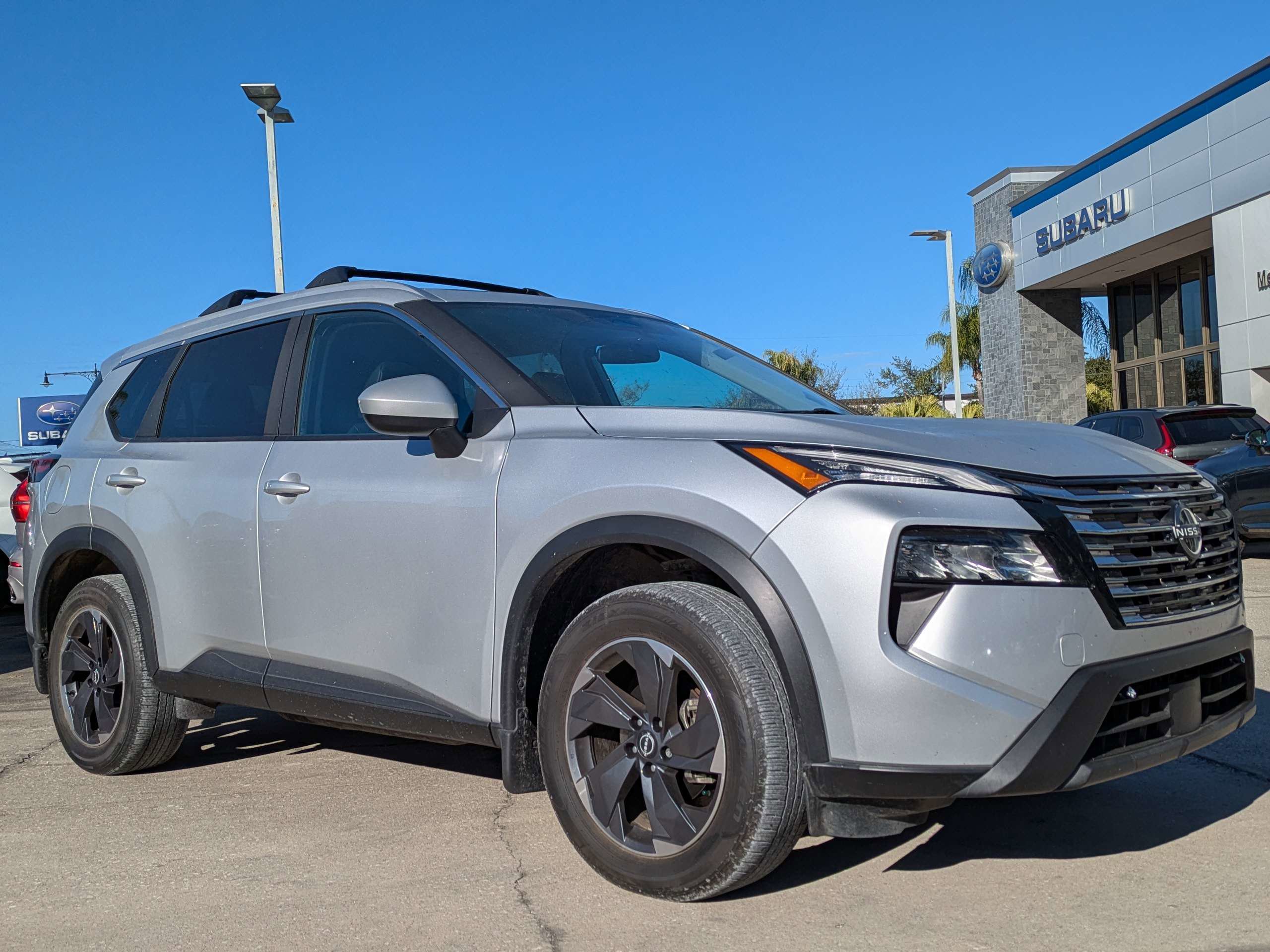 Used 2024 Nissan Rogue SV w/ SV Premium Package image 2