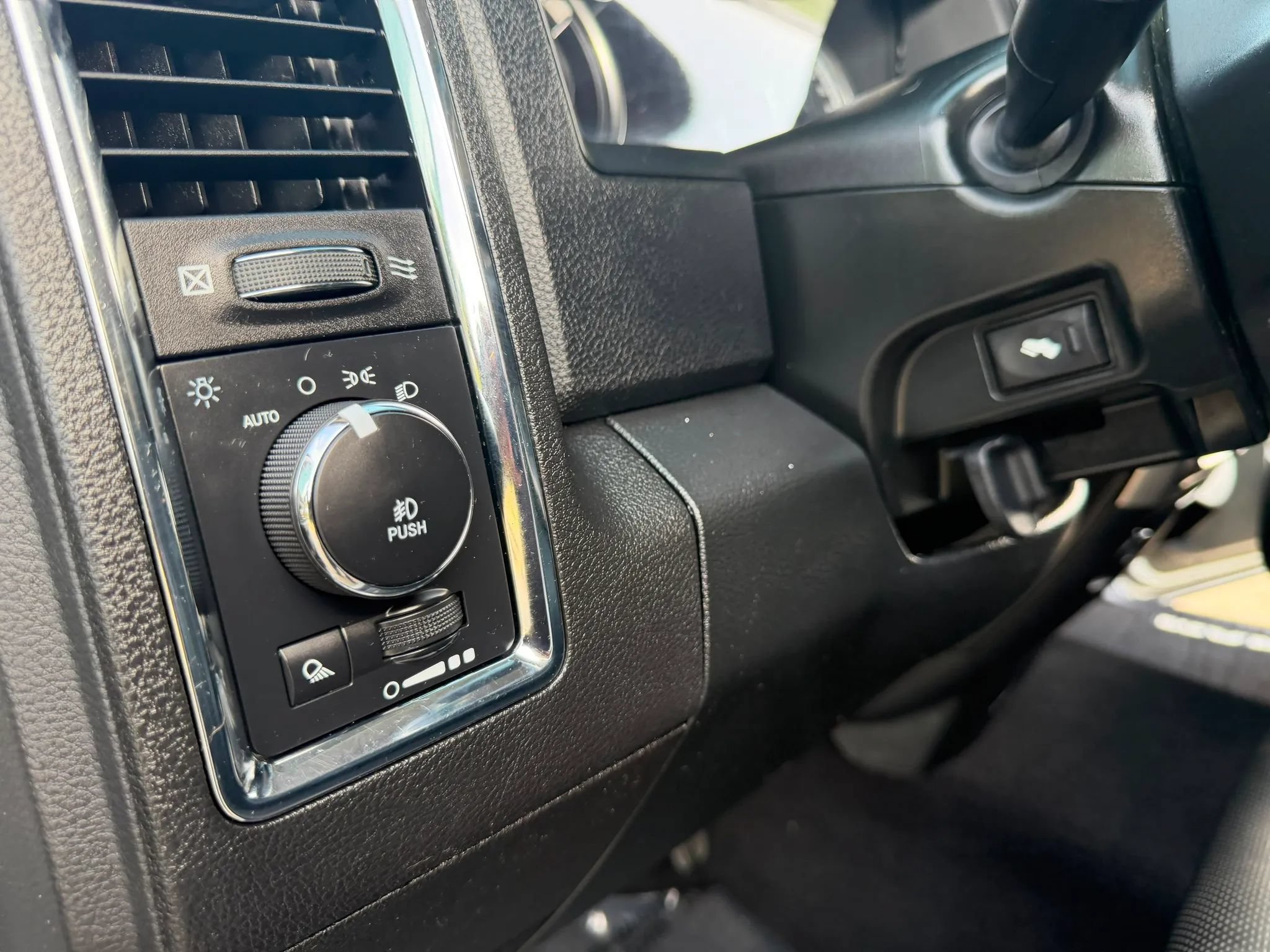 Used 2017 RAM 1500 Laramie RWD image 17