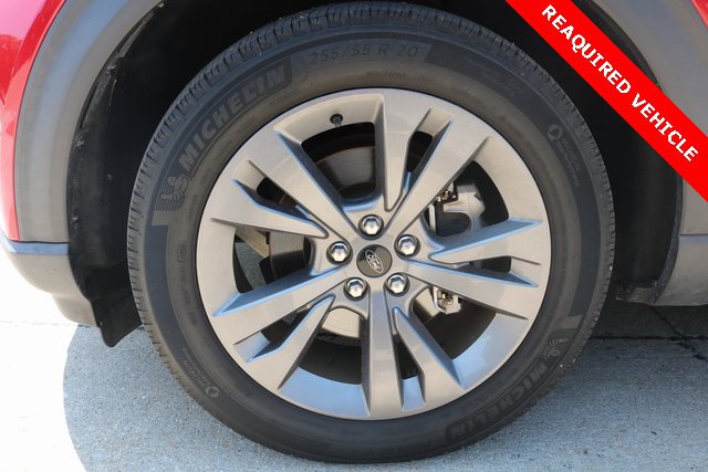 Used 2022 Ford Explorer XLT w/ Equipment Group 202A image 3