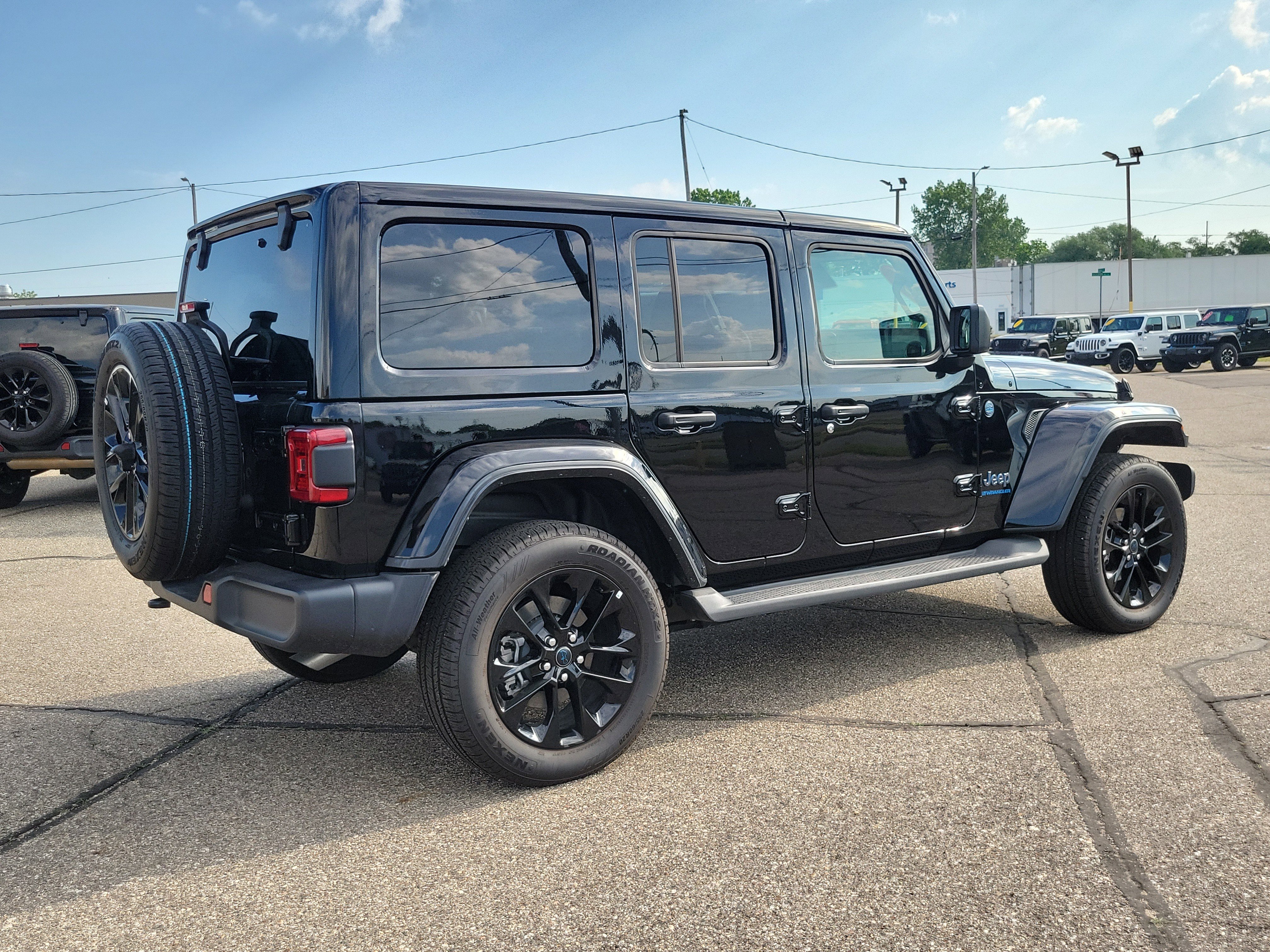 Used 2025 Jeep Wrangler Unlimited Sahara AWD/4WD image 4