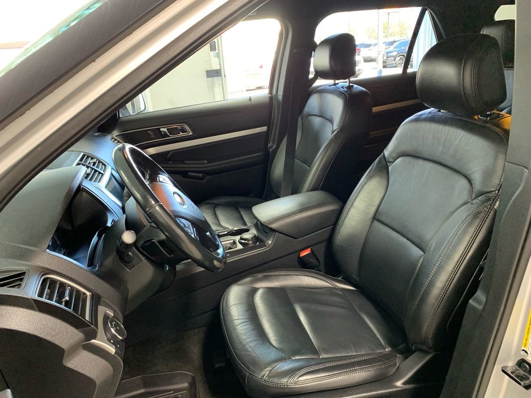 Used 2017 Ford Explorer XLT w/ Equipment Group 202A AWD/4WD image 16