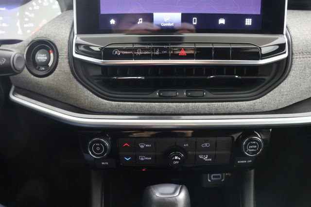 Used 2023 Jeep Compass Latitude image 16