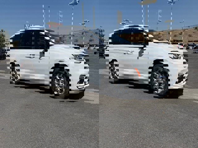 New 2026 Chrysler Pacifica Select image 8