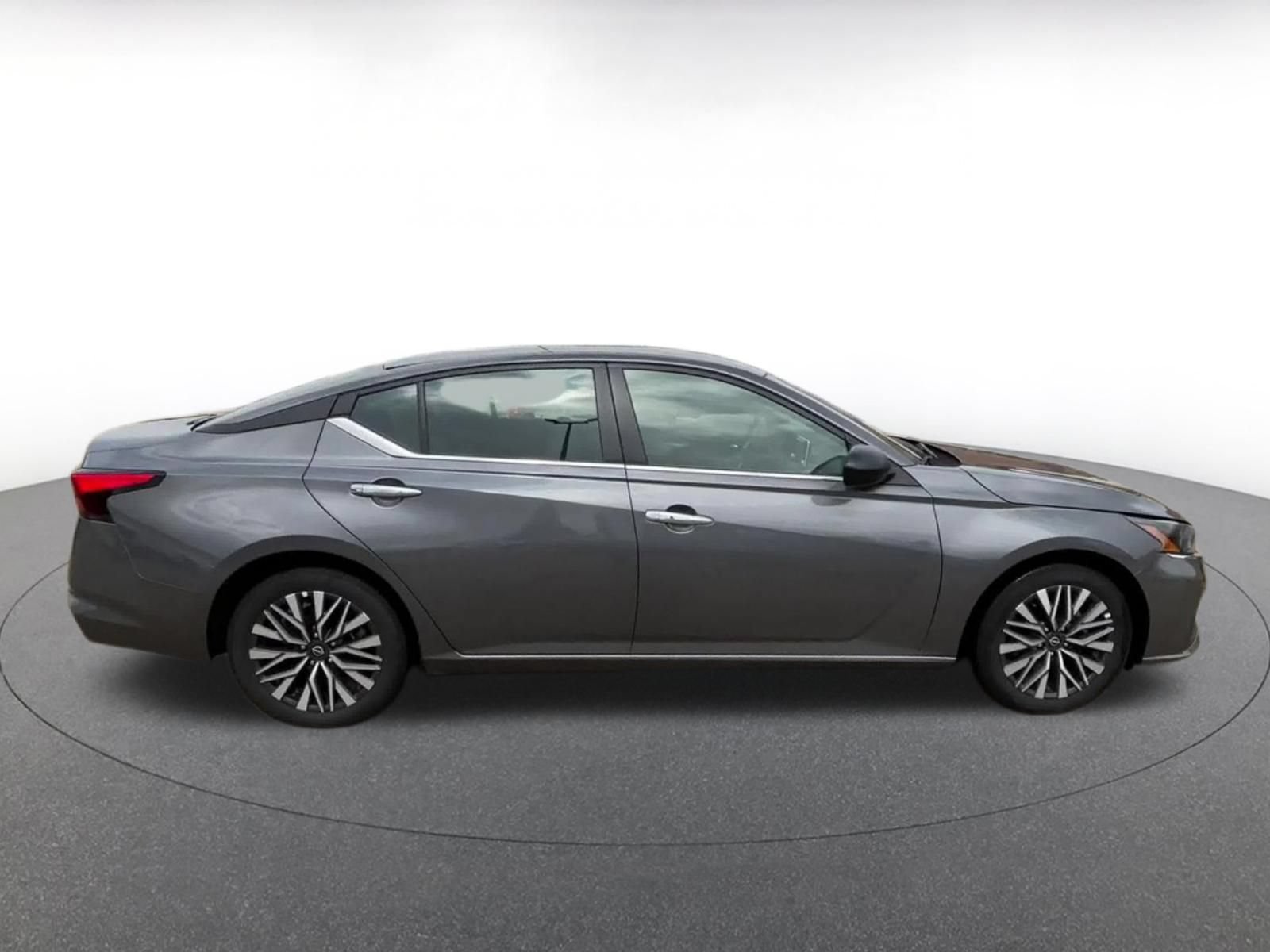 Used 2025 Nissan Altima 2.5 SV FWD image 13