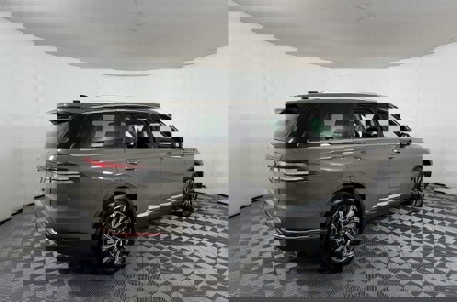 Used 2025 Lincoln Aviator 2WD w/ Equipment Group 101A image 4