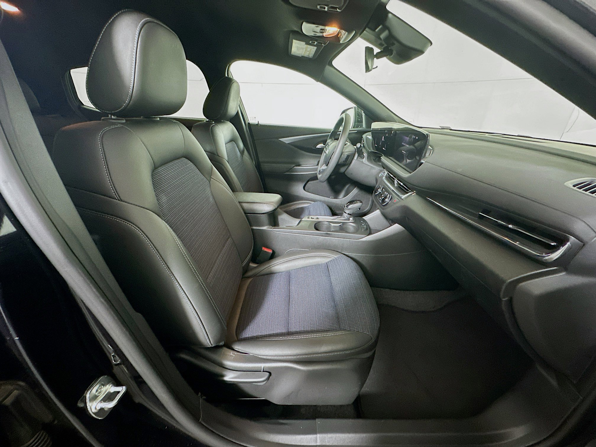 Used 2025 Buick Envista Preferred image 30